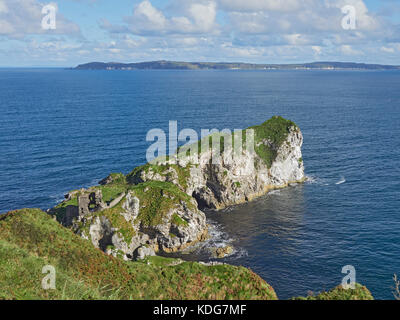 Testa Kinbane e castello vicino a Ballycastle County Antrim Irlanda del nord guarda verso l'isola di Rathlin sulla Causeway Percorso Costiero Foto Stock