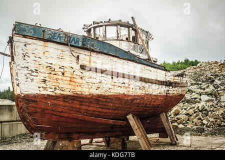 La stella di mare 2, un classico 32-piede west coast pesci di legno barca, sorge in rovine presso il cantiere Shearwater (British Columbia). Foto Stock