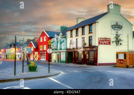 Colorate vetrine in Dingle, nella contea di Kerry, Irlanda Foto Stock