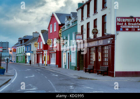 Colorate vetrine in Dingle, nella contea di Kerry, Irlanda Foto Stock