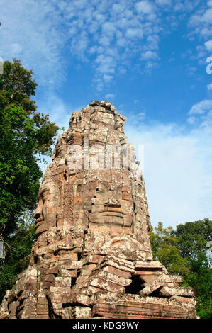 Faccia la torre del west gopura o cancello di ingresso al ta prohm monastero tempio di Angkor area, Cambogia. Foto Stock