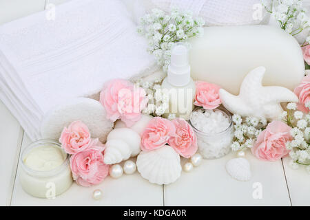 Bagno di bellezza prodotti detergenti con fiori di garofano, ex foliating sale, sapone, crema idratante, lozione per il corpo, spugne e lavare i panni. Foto Stock