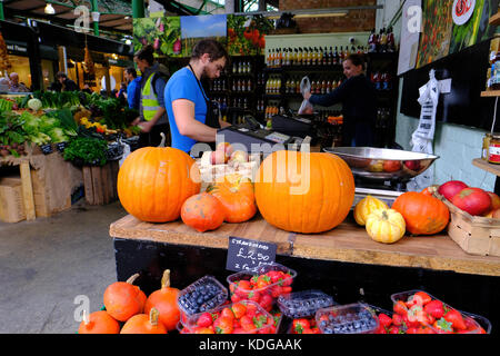 Display di autunno al Mercato di Borough, SE1, London, Regno Unito Foto Stock