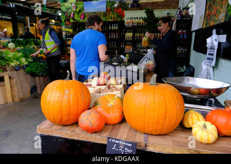 Display di autunno al Mercato di Borough, SE1, London, Regno Unito Foto Stock