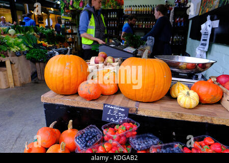 Display di autunno al Mercato di Borough, SE1, London, Regno Unito Foto Stock