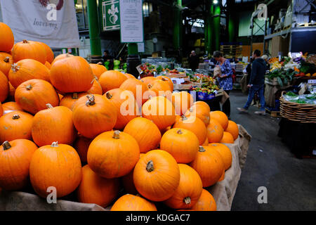 Display di autunno al Mercato di Borough, SE1, London, Regno Unito Foto Stock