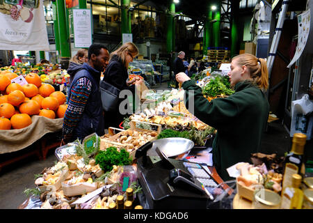 Display di autunno al Mercato di Borough, SE1, London, Regno Unito Foto Stock