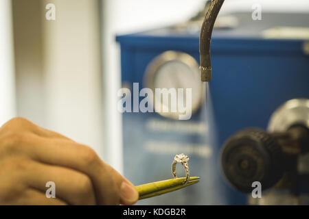 Pulizia del prezioso anello di diamante in gioielleria workshop Foto Stock