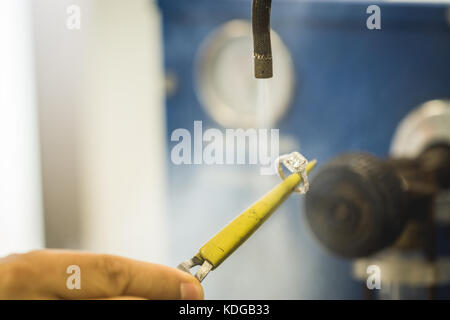 Pulizia del prezioso anello di diamante in gioielleria workshop Foto Stock