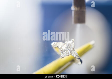 Pulizia del prezioso anello di diamante in gioielleria workshop Foto Stock