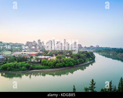 Skyline di Edmonton downtown con il Fiume Saskatchewan, Alberta, Canada Foto Stock