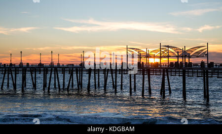 Redondo Beach pier durante l ora d'oro tramonto Foto Stock