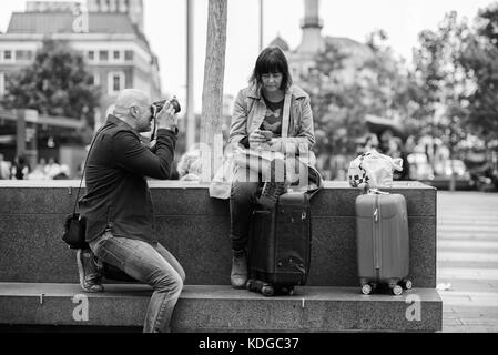 London street photography presi intorno a Kings Cross e Trafalgar Square cercando di catturare questi ignari per la maggior parte gli scatti naturali che possono essere adottate. Foto Stock