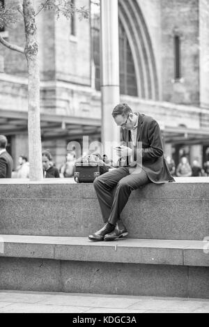 London street photography presi intorno a Kings Cross e Trafalgar Square cercando di catturare questi ignari per la maggior parte gli scatti naturali che possono essere adottate. Foto Stock