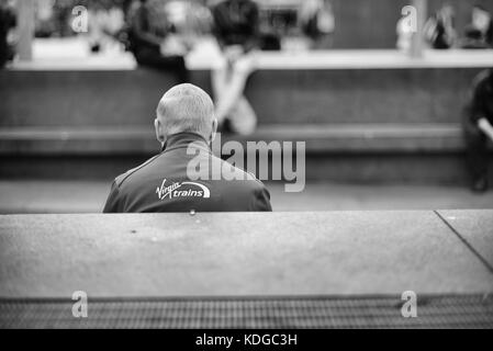 London street photography presi intorno a Kings Cross e Trafalgar Square cercando di catturare questi ignari per la maggior parte gli scatti naturali che possono essere adottate. Foto Stock