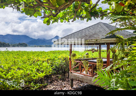 Thailandia, Trat Provincia, Koh Chang isola nel Golfo della Tailandia, spiaggia idilliaca pavillon a Chai Chet Resort Foto Stock