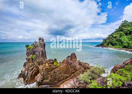 Thailandia, Trat Provincia, isola tropicale di Koh Chang nel Golfo della Thailandia, il promontorio roccioso di Capo Chai Chet sulla costa occidentale a nord di Ao Klong phr Foto Stock