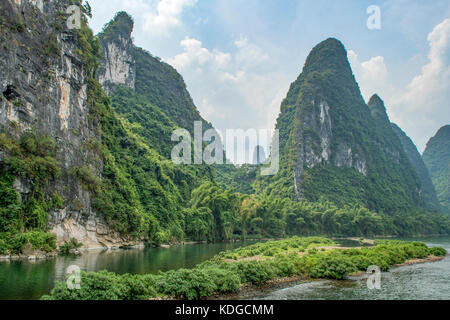 Vista sul Fiume Lijiang, a sud di Guilin, Guangxi, Cina Foto Stock