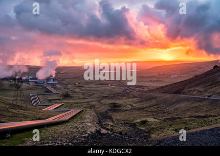 Sunset over hellisheidi powerplant geotermiche in Islanda, molto drammatico luce e cloudscape Foto Stock