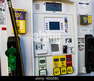 La Shell Oil Company Gas stazione automatizzata di pompa del gas lungo la Interstate 5 in Grapevine California Foto Stock