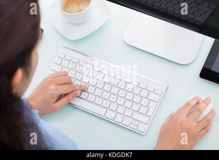 Angolo di alta vista di imprenditrice utilizzando il computer Foto Stock