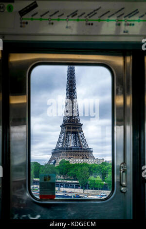 Vista Torre Eiffel dal attraverso una finestra sulla metropolitana di Parigi Foto Stock
