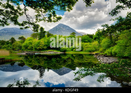 Ancora acque del fiume Ballynahinch. Connemara. Contea di Galway, Irlanda Foto Stock