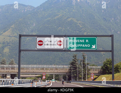 Piovene, vi, Italia - luglio 7, 2016: segno di traffico al fine di autostrada e il testo fine autostrada che significa fine autostrada e due nomi di città in i Foto Stock