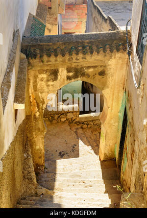 Sulla strada stretta nella Medina. Moulay Idriss Zerhoun, Marocco Foto Stock