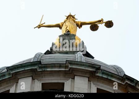 Guardando il giustizia statua Old Bailey Foto Stock