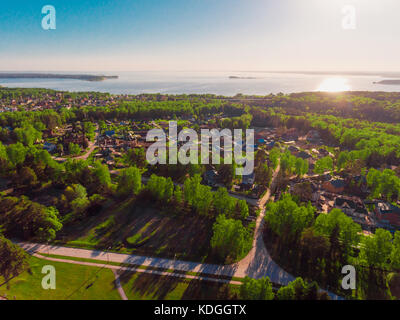 Panorama vista aerea shot sul villaggio bungalow in foresta, sobborgo, villaggio. Foto Stock