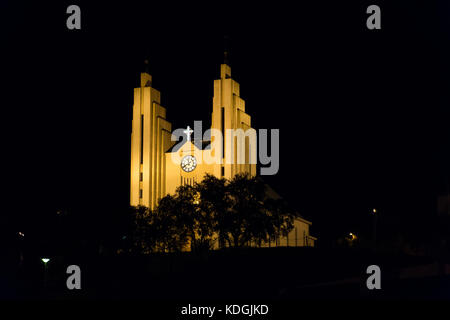 La chiesa in Akureyri, Islanda illuminata di notte Foto Stock