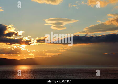 Cielo drammatico durante il tramonto sul lago di Ohrid vicino a Pogradec in Albania Foto Stock
