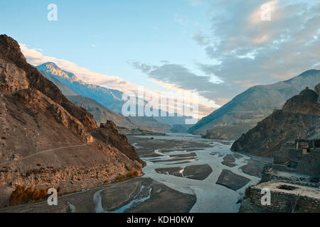 La mattina presto in un fiume cali gandaki valley, himalaya Foto Stock