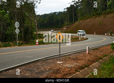 Vetture su strada di ritorcitura in Cambogia Foto Stock