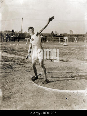 Martin Sheridan della Grande New York Irish Athletic Association gettando il discus al 1904 Olimpiadi Foto Stock