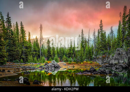 Un moody alba sul Monte di Corso di Laurea presso il lago di scintille in Deschutes National Forest vicino a Bend, Oregon, Stati Uniti Foto Stock