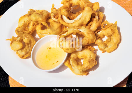 Gamberi tailandese in pasta fritto con salsa agrodolce - messa a fuoco selettiva Foto Stock