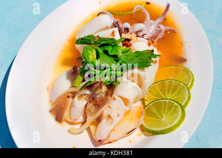 Ricetta tailandese : Calamari in salsa di lime - messa a fuoco selettiva Foto Stock
