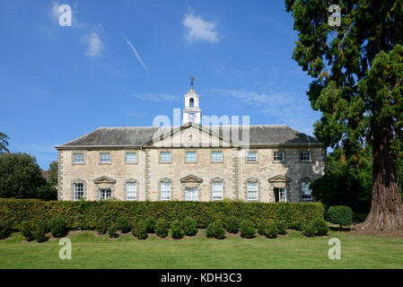 Il blocco stabile in stile neoclassico (1735) a Compton Verney House, Kineton, Warwickshire, Inghilterra Foto Stock