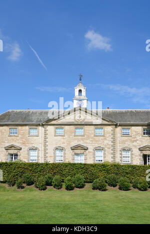 Il blocco stabile in stile neoclassico (1735) a Compton Verney House, Kineton, Warwickshire, Inghilterra Foto Stock