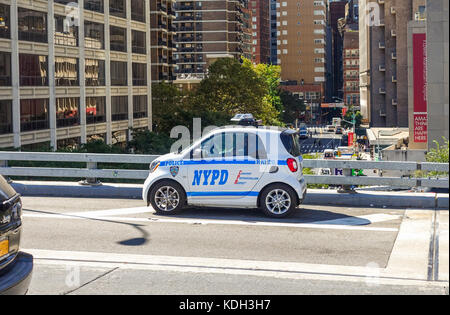 Auto della Polizia, piccolo, NYPD, New York auto della polizia, smart auto di pattuglia all inizio del ponte di Brooklyn. Manhattan, Stati Uniti. Foto Stock