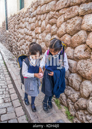 Cusco, Perù - 18 maggio 2016: i bambini da scuola indossando le divise a camminare sulla strada della città. Foto Stock