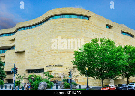 Bella curviliear progettato edificio che ospita il Museo Nazionale degli indiani americani in Washington, DC, Stati Uniti d'America Foto Stock