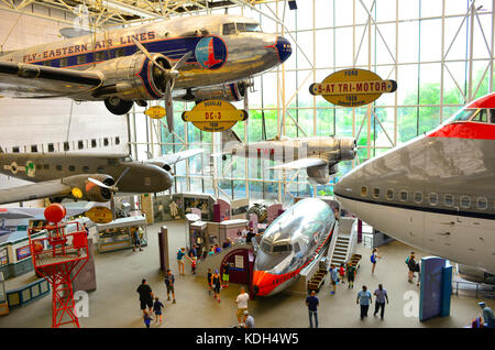 Un assortimento di aerei americani in mostra presso il Museo Nazionale dell'aria e dello spazio, Washington, DC, Stati Uniti d'America Foto Stock