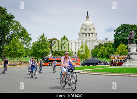 Turisti in bicicletta di fronte a noi il Campidoglio di Washington, DC, Stati Uniti d'America Foto Stock