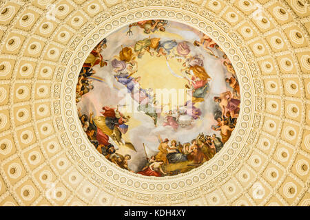 Un dettaglio architettonico del soffitto e la pittura ad affresco, l'Apoteosi di Washington, nell'occhio della Rotunda, US Capitol Building in c.c. Foto Stock