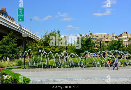 Fontane di spruzzatura alla Georgetown Waterfront Park vicino al porto di Washington e la superstrada in Washington, DC, Stati Uniti d'America Foto Stock