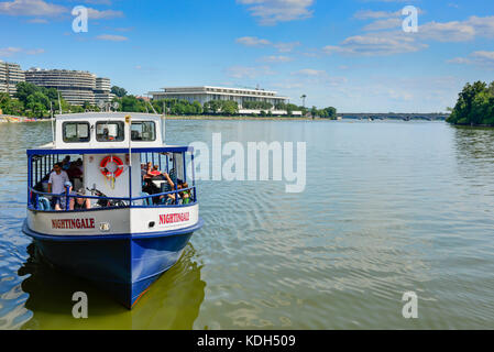 Gita in barca del fiume Potomac vicino al porto di Washington con il complesso del Watergate e Kennedy Center di distanza in Washington, DC, Stati Uniti Foto Stock