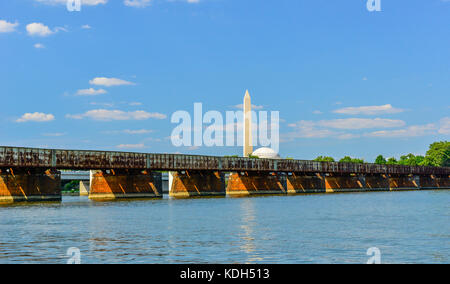 Il lungo ponte, parte del 14st Street raccolta si estende oltre il Fiume Potomac con la Washington Moument e parte superiore del Jefferson Memorial in Foto Stock